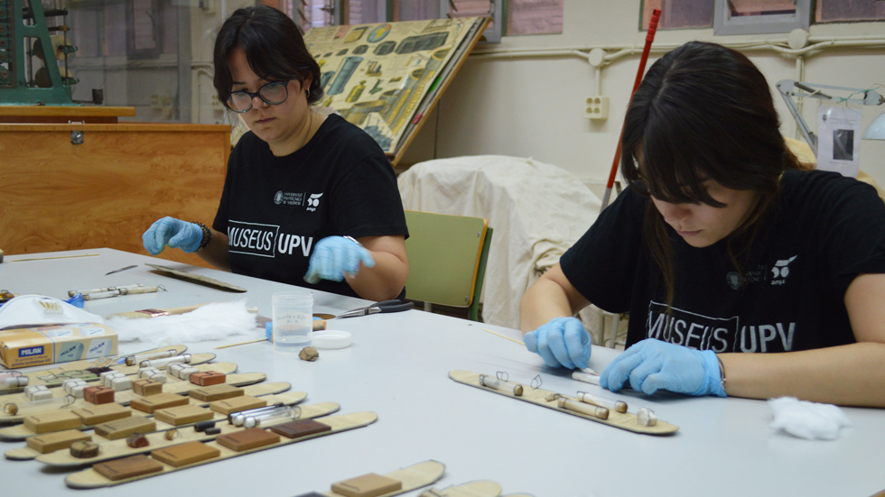 El equipo de la UPV restaurando piezas / Foto: UPV