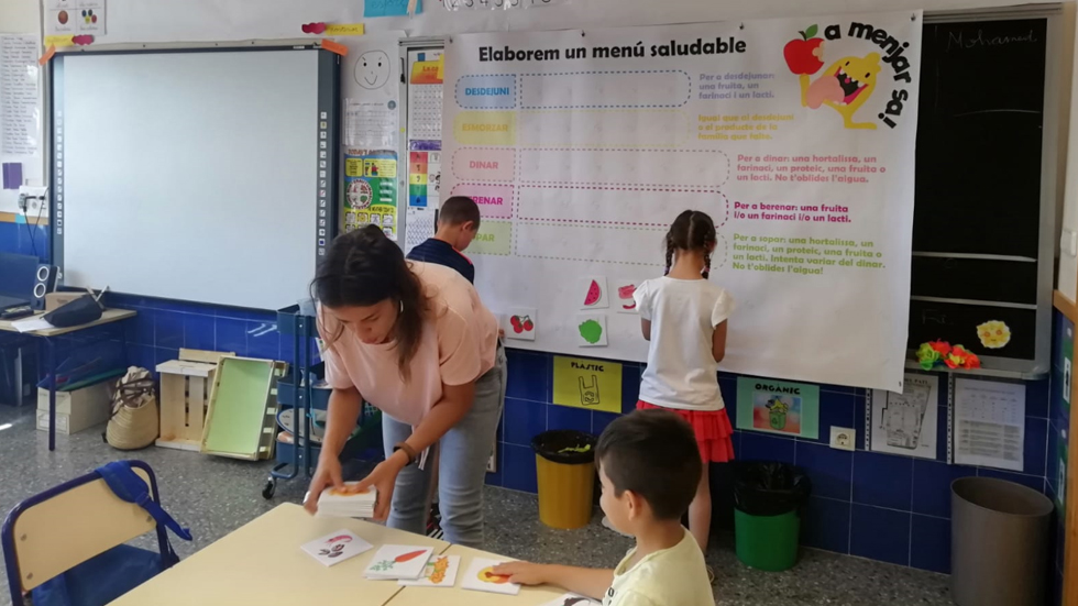 Alumnes participant en les activitats de 'A menjar sa!'