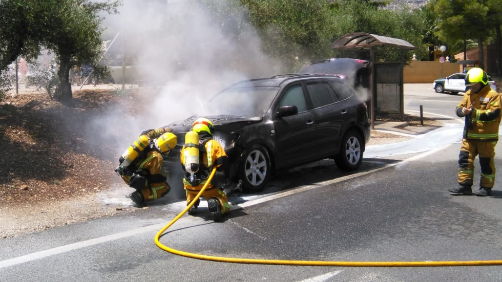 Bomberos sofocando el fuego