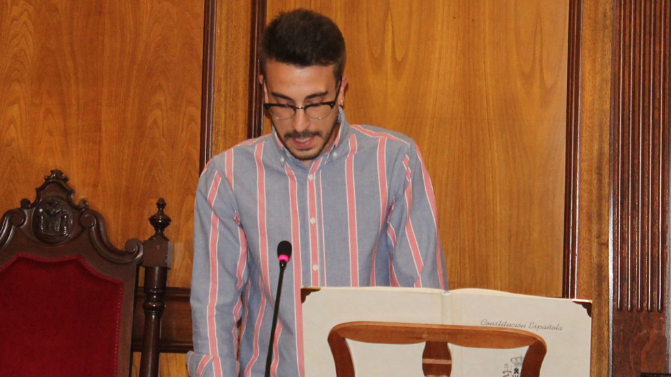 Imagen de Aarón Ferrándiz jurando el cargo / Foto: Ayuntamiento de Alcoy