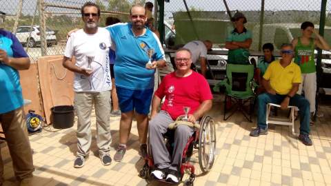 Manolo Candela (dcha) con su trofeo