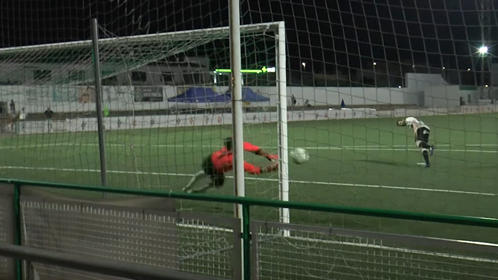 Instant del penal fallat per Alberto / Foto: Youtube Golsmedia