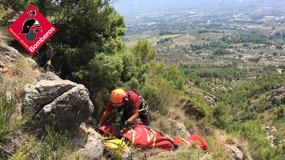 Un efectiu dels bombers prepara el ferit per a l'helicòpter / Foto CPB