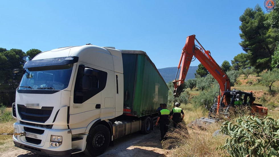 Tráiler encallado // Foto: Emergencias Ayuntamiento de Alcoy