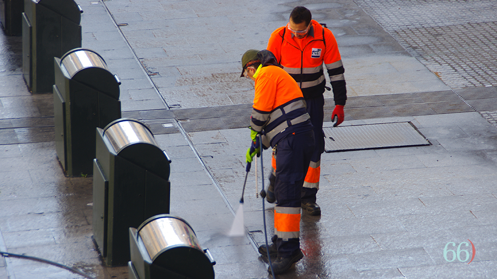 Operarios de limpieza // Foto: Arxiu Pagina66)