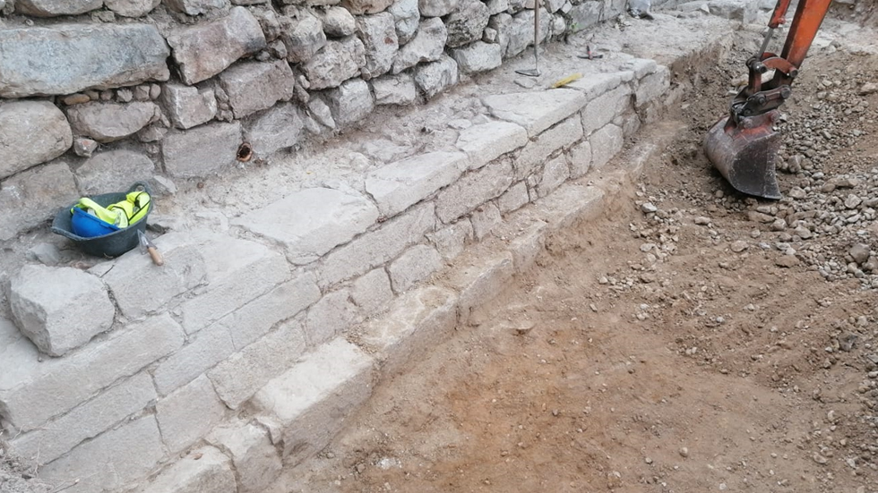 Muro descobreix un mur  del S. XVI al Parc El Batà // Foto: AJM