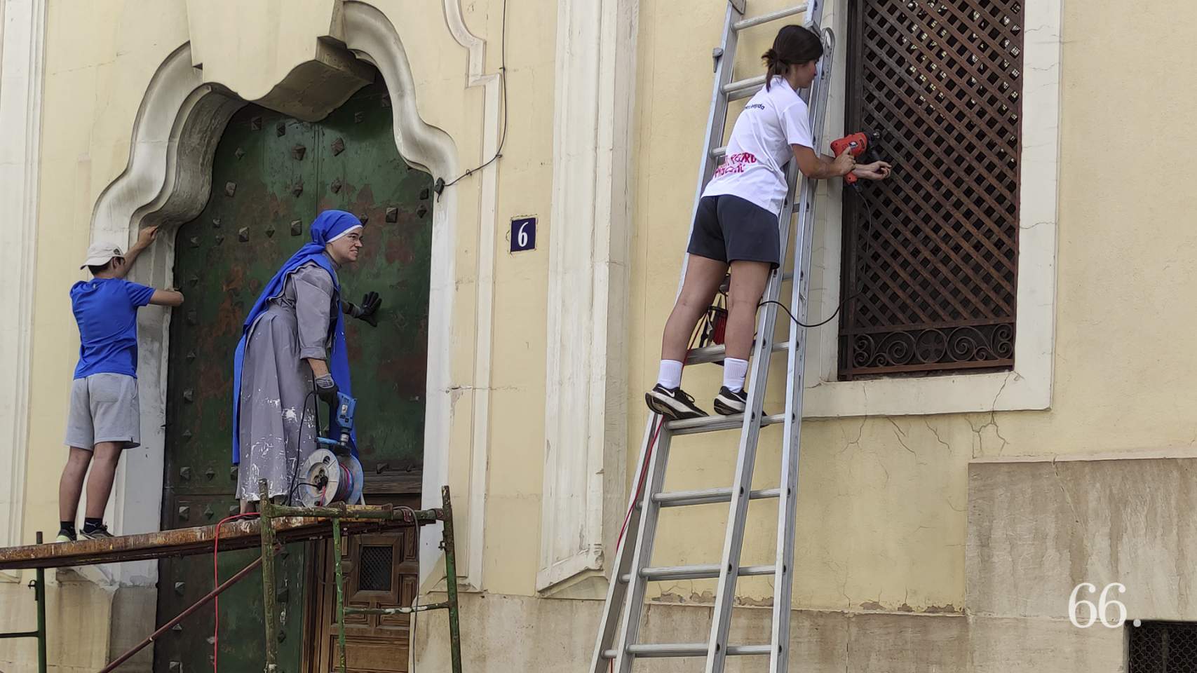 Reparacions en la façana del monestir Sant Sepulcre // Foto: AU