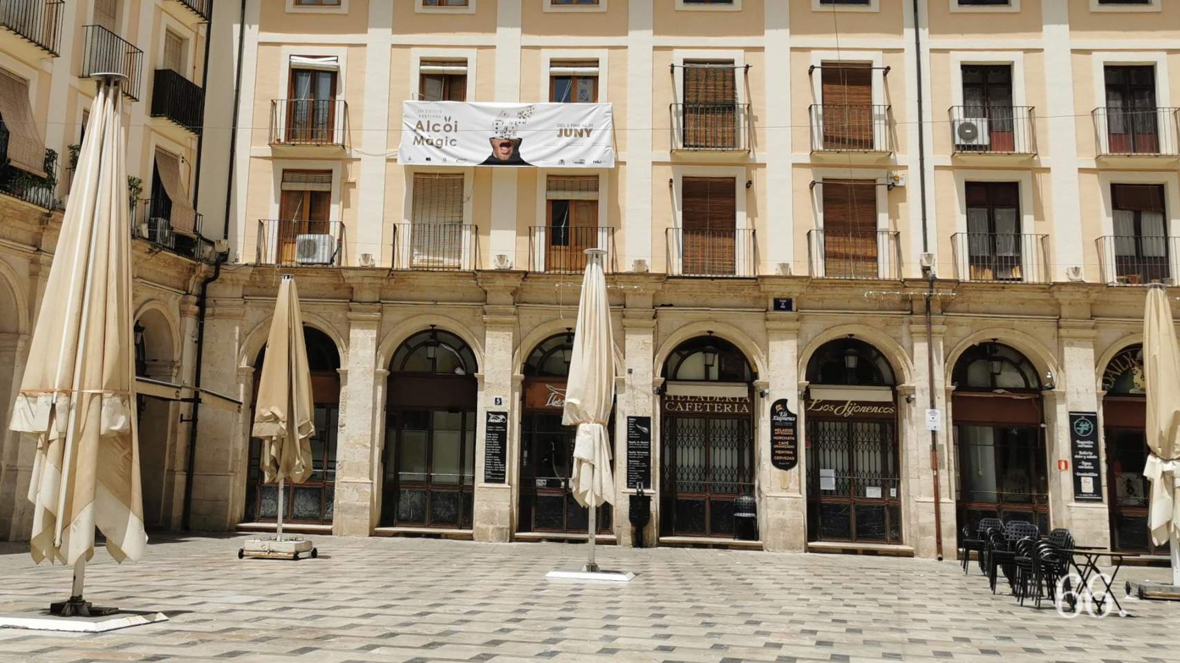 Anunci d'un espectacle en la plaça de Dins / Foto JFIT