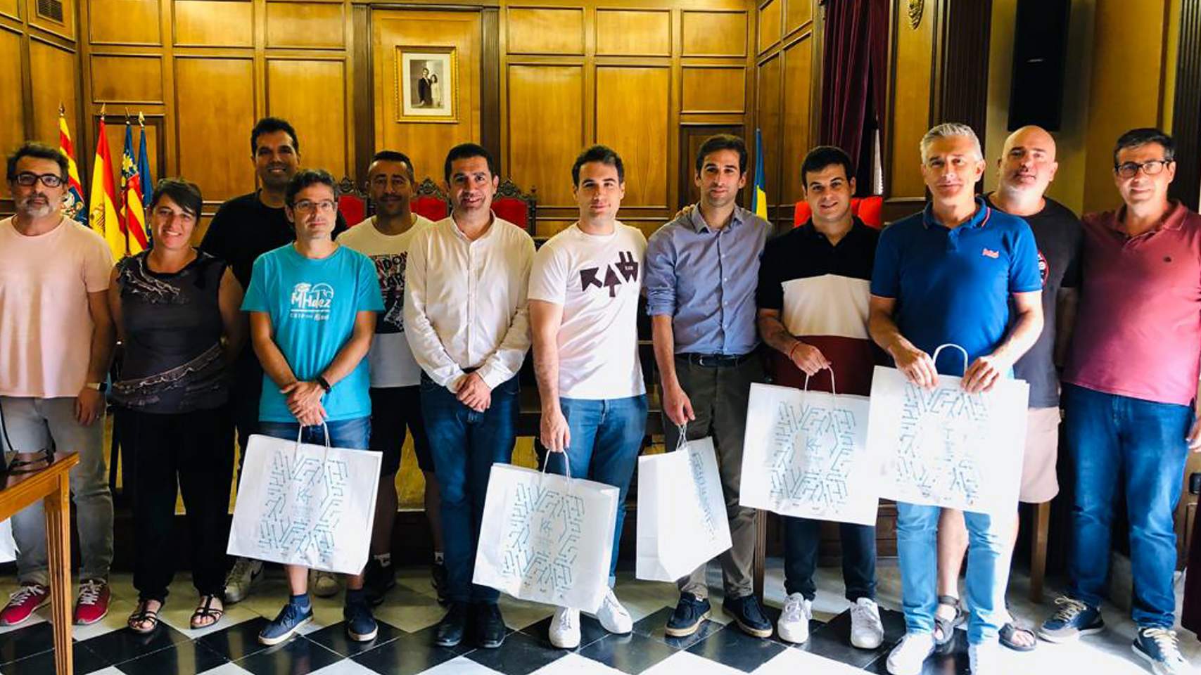 Entrega de los kits a los centros educativos / Foto: Ayuntamiento Alcoy