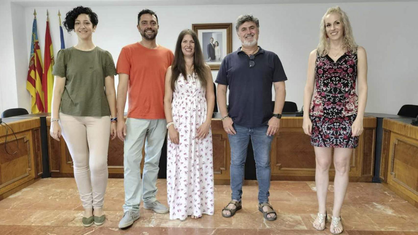 Vicent Molina i Rebeca Pérez junt als nous empleats / foto Ajuntament de Muro