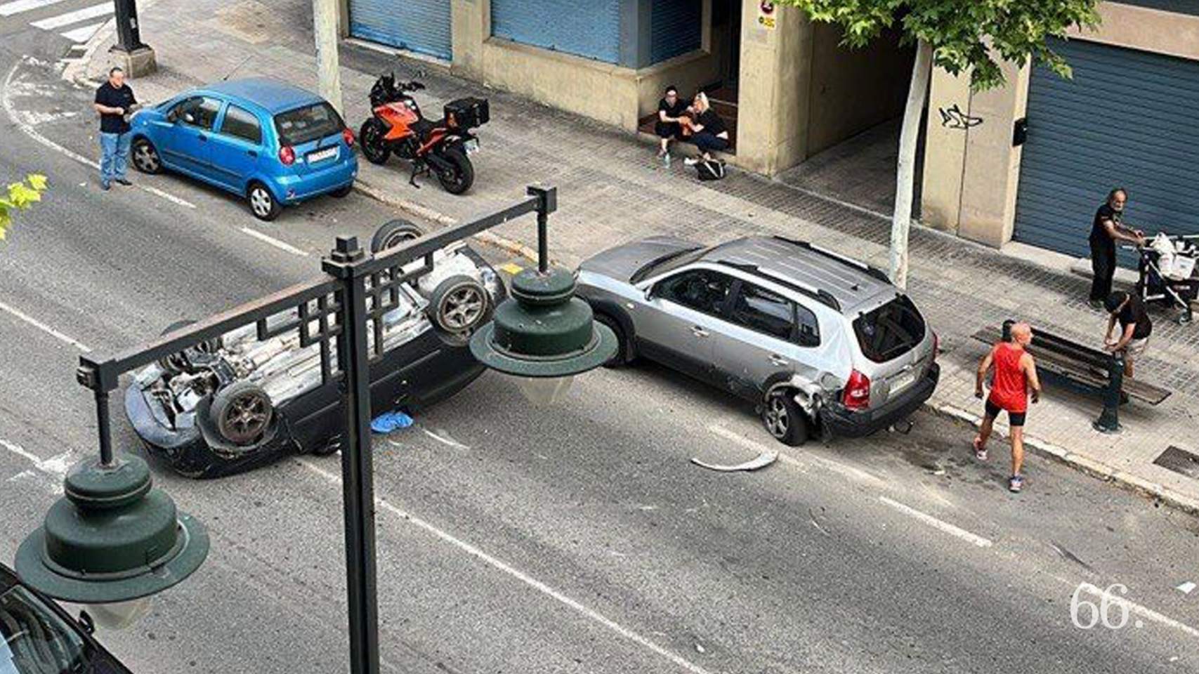 Coche volcado en calle Oliver // Foto: AUA