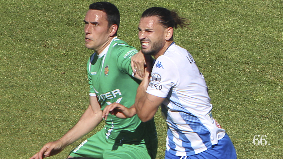 Lobato marca a un futbolista del Cornellà en El Collao