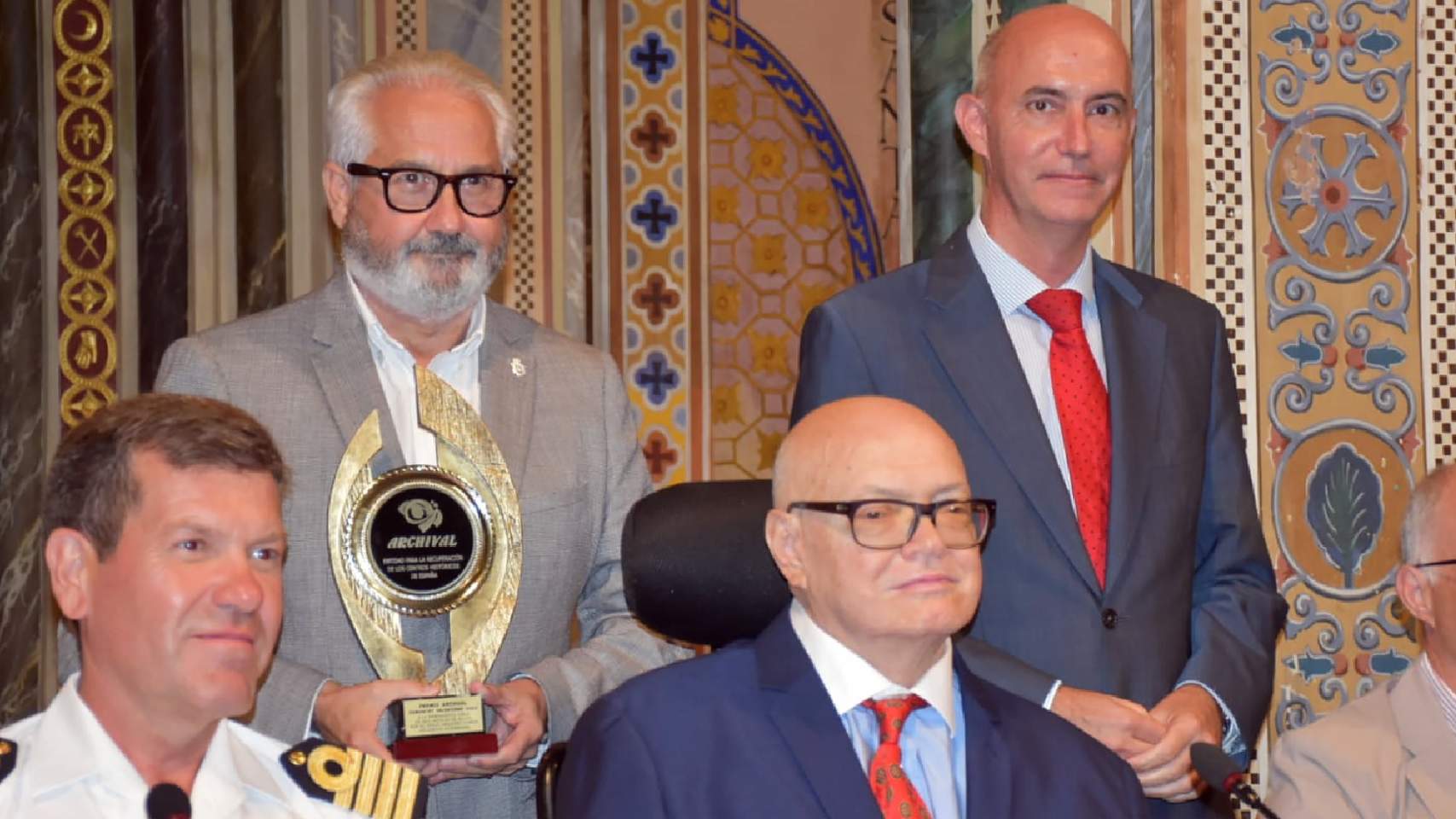 Trelis con el premio Archival / Foto: Ayuntamiento Alcoy