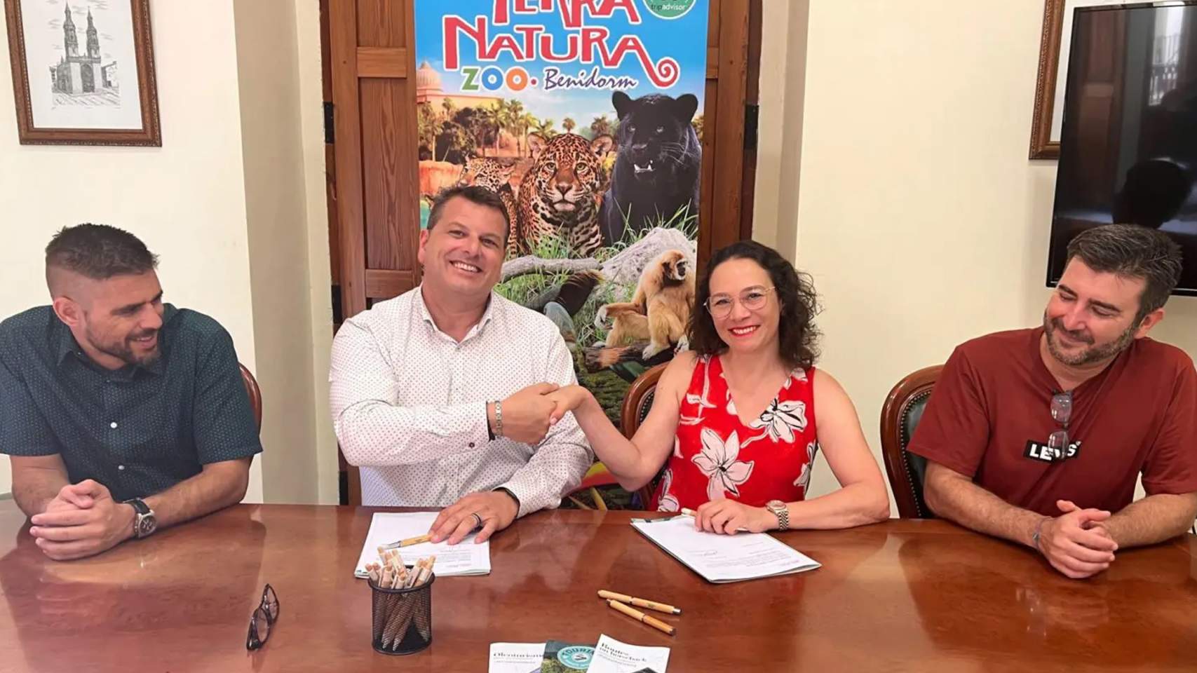 Javier Zapata con Indira Amaya, David Sandín y Sergio Cortés durante la firma del convenio / Foto TAI