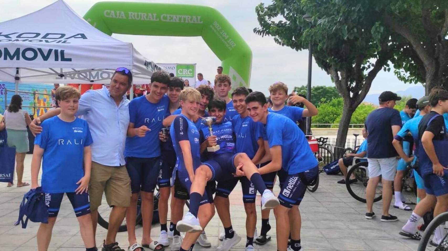 Gonzalo Reche con la copa junto a sus compañeros
