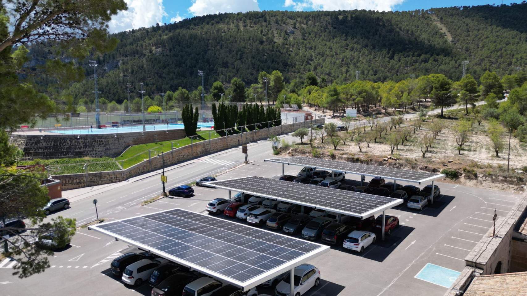 Placas fotovoltaicas instaladas en el aparcamiento