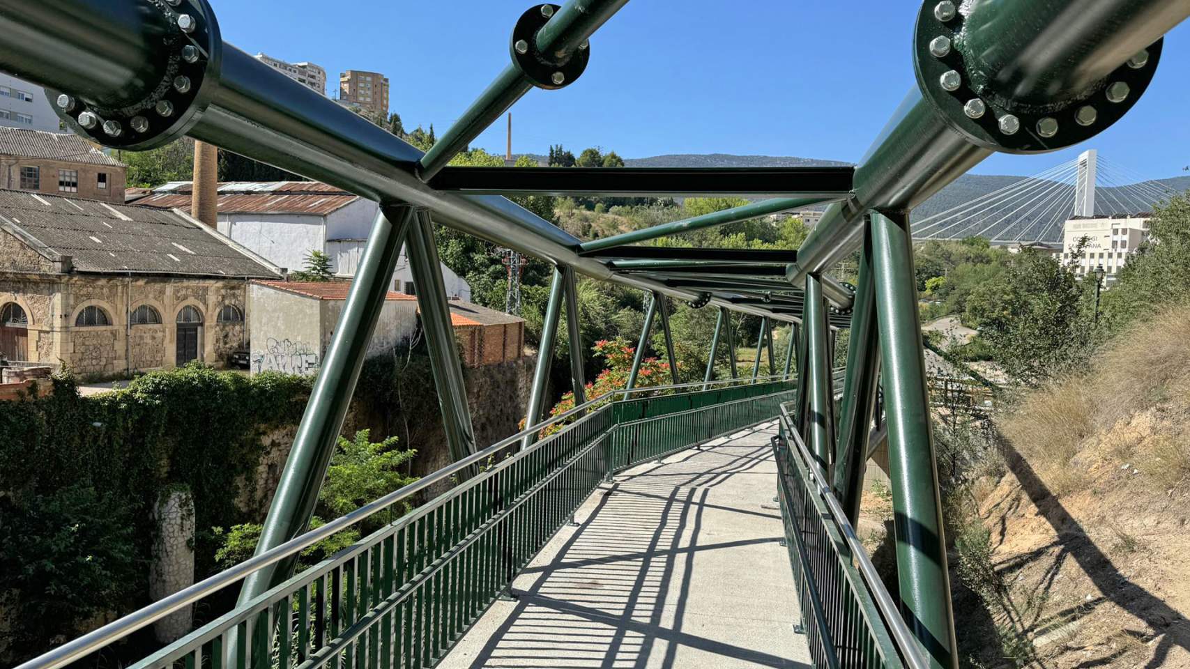 Pasarela peatonal bajo el puente