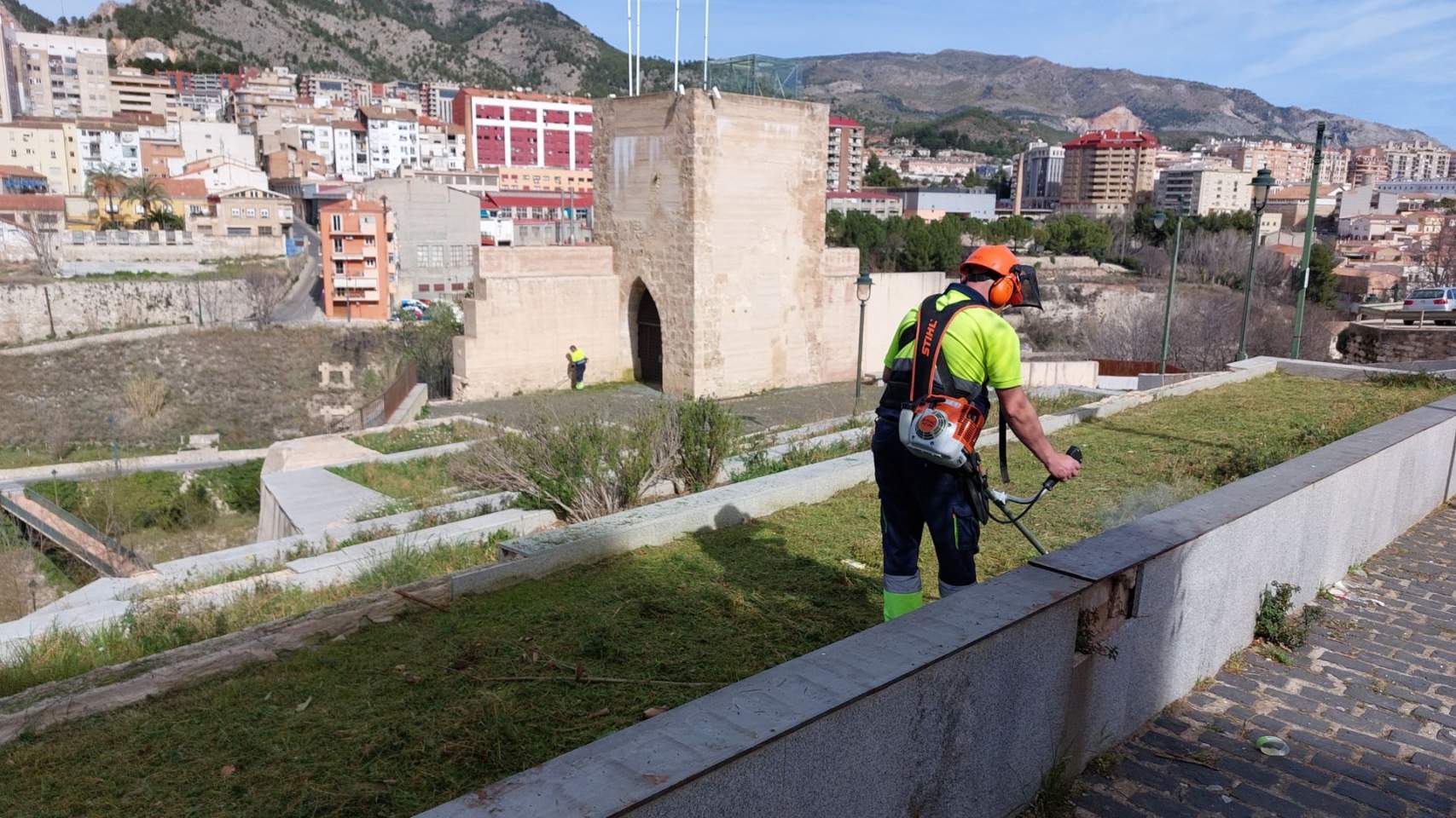 Persona trabajando con el desbrozador