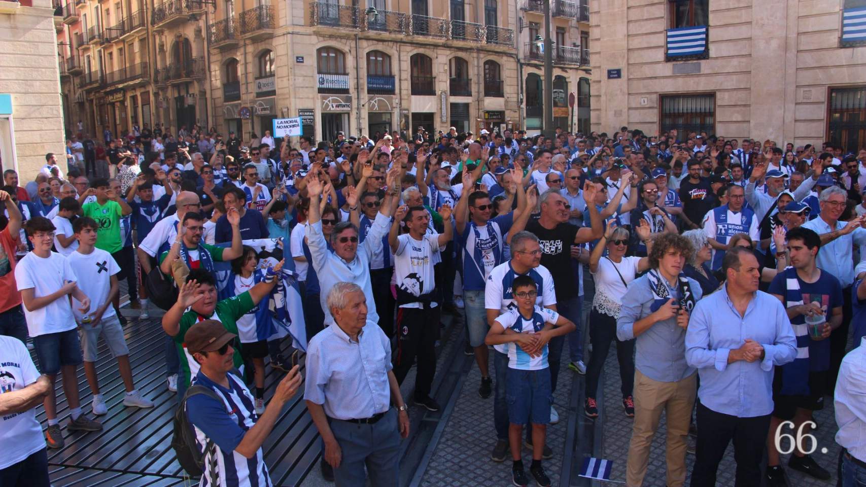 La afición anima en la manifestación por salvar al equipo