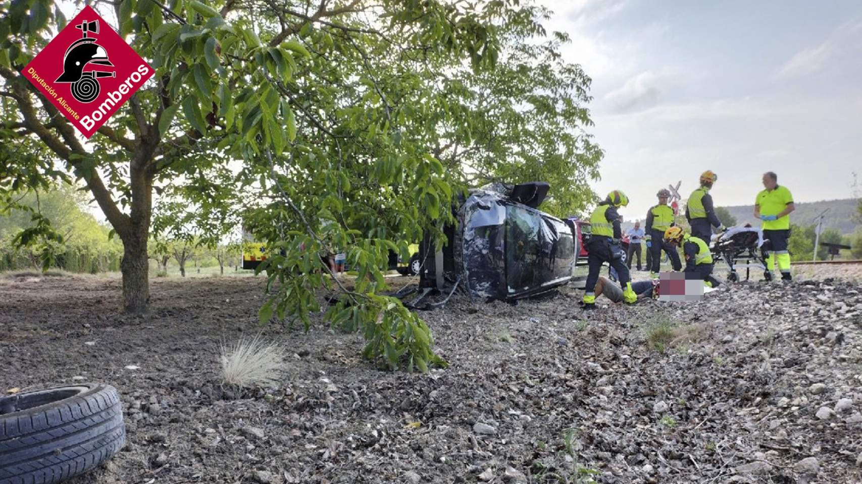 Bombers i serveis sanitaris han atés els integrants del cotxe