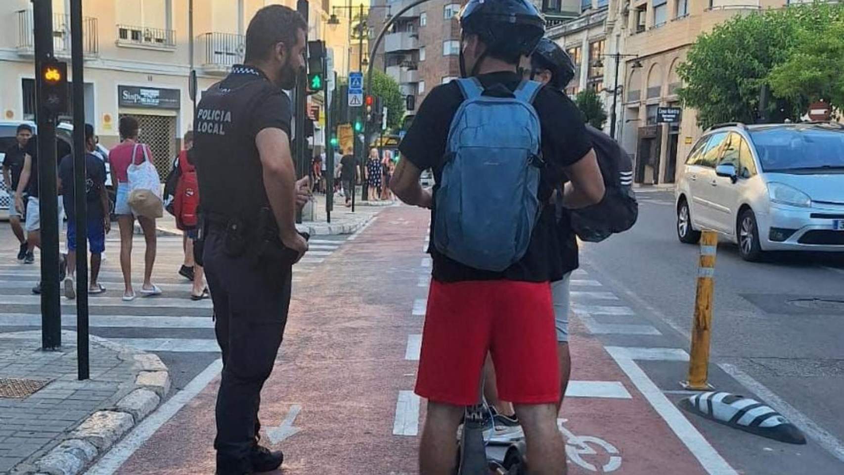 La Policia Local junto a usuarios de patinete el&eacute;ctrico / Foto: ADA