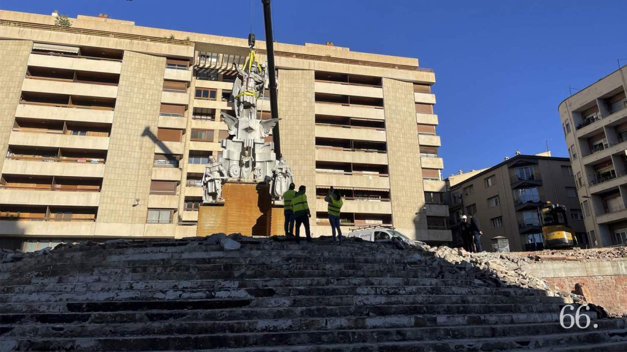 Retirada de la escultura de La Rosaleda