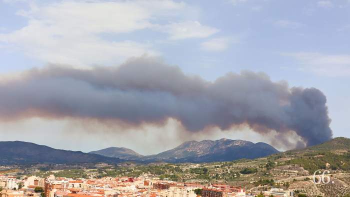 La columna de fum vista des d'Alcoi
