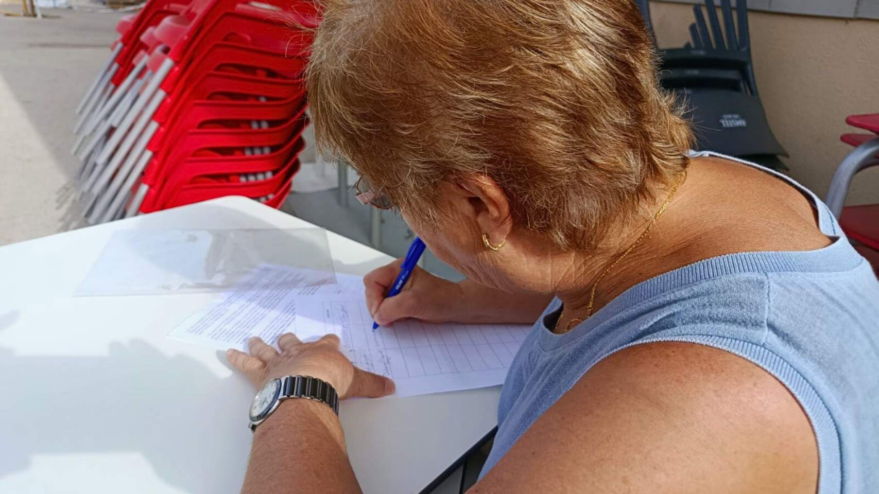 Una veïna de l'Orxa signa el document demanant pediatre