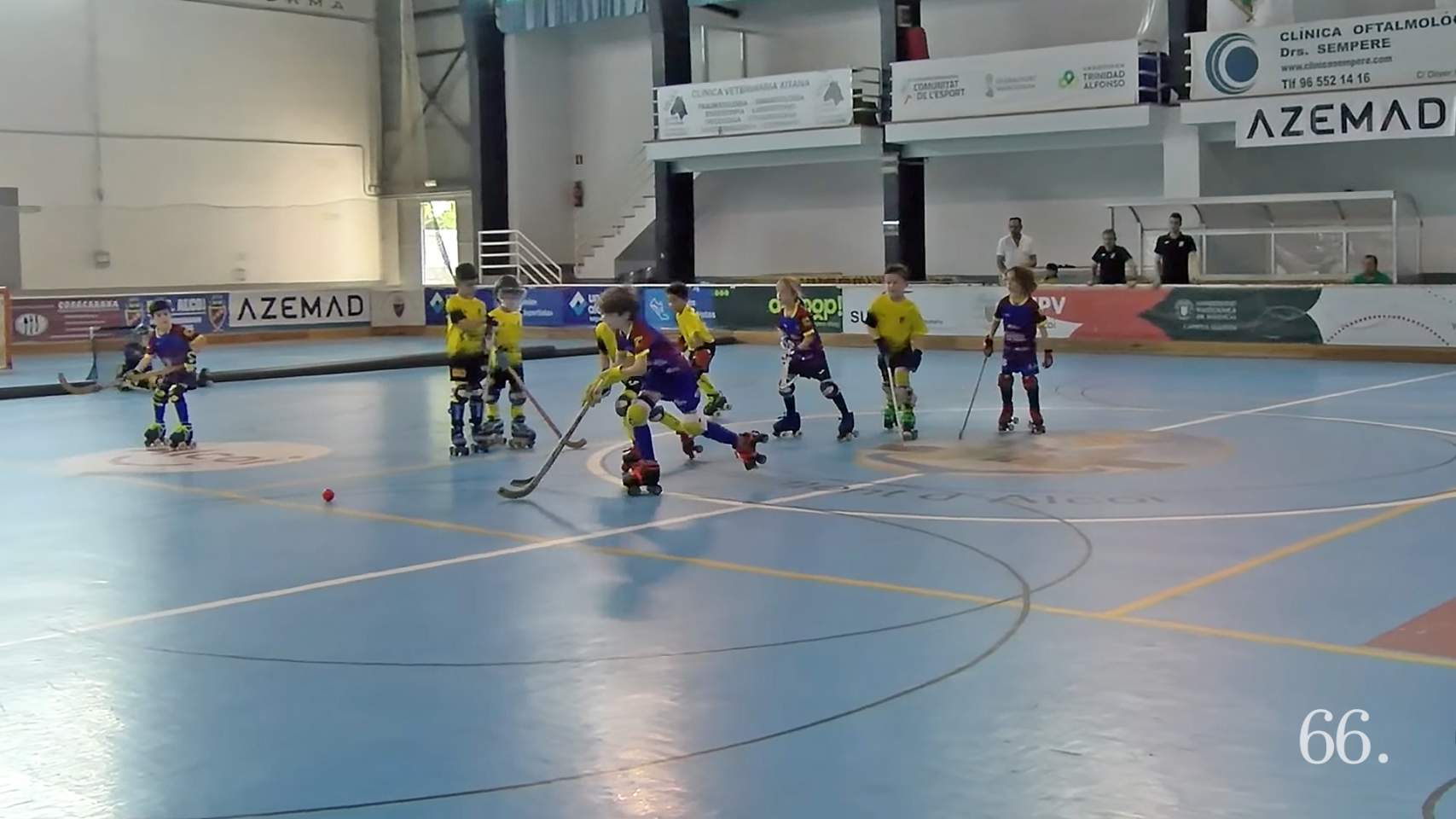 Jóvenes jugando al hockey patines en el Francisco Laporta