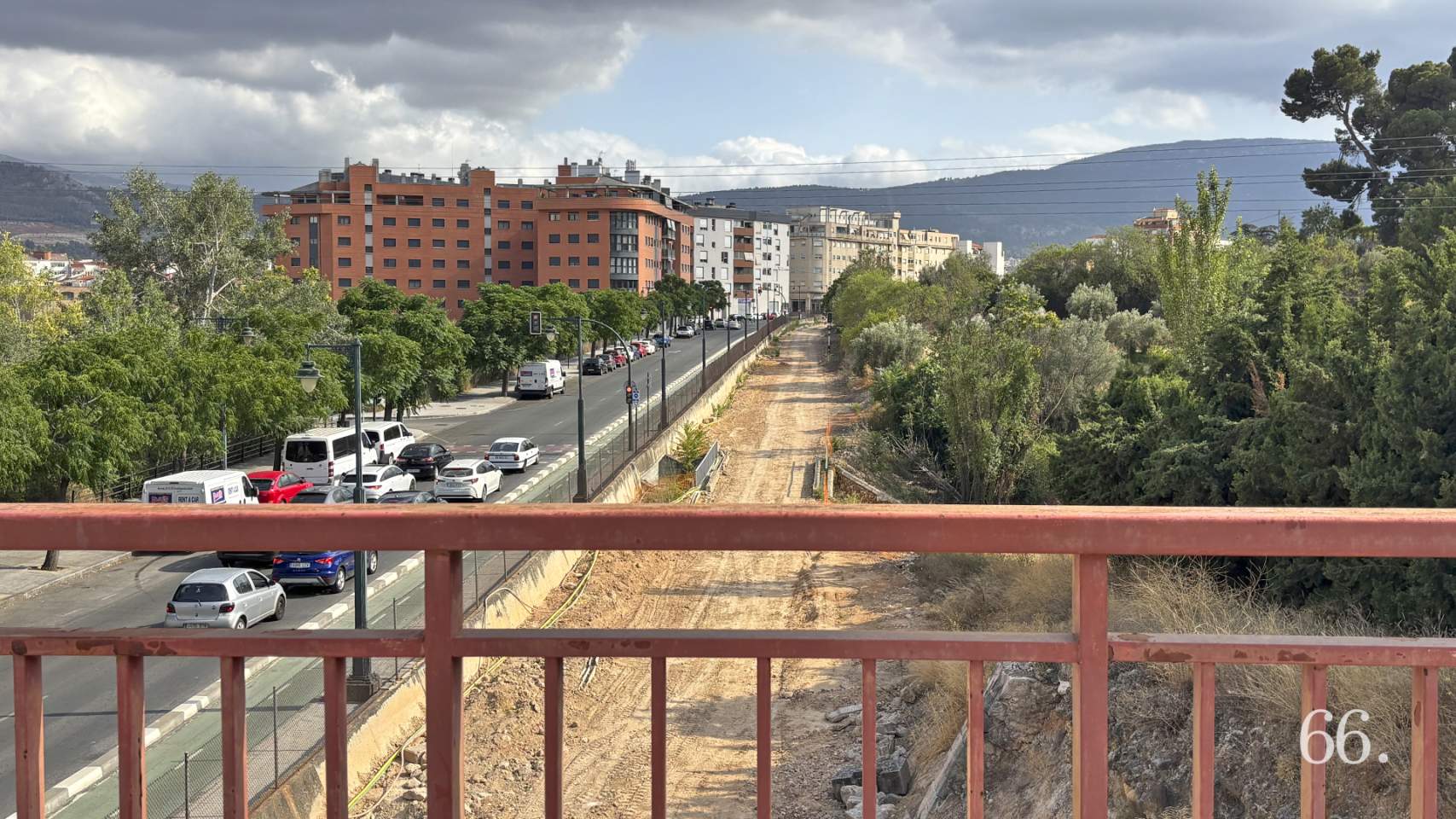 Pasaje de la calle Tomás Llácer sobre la vía del tren
