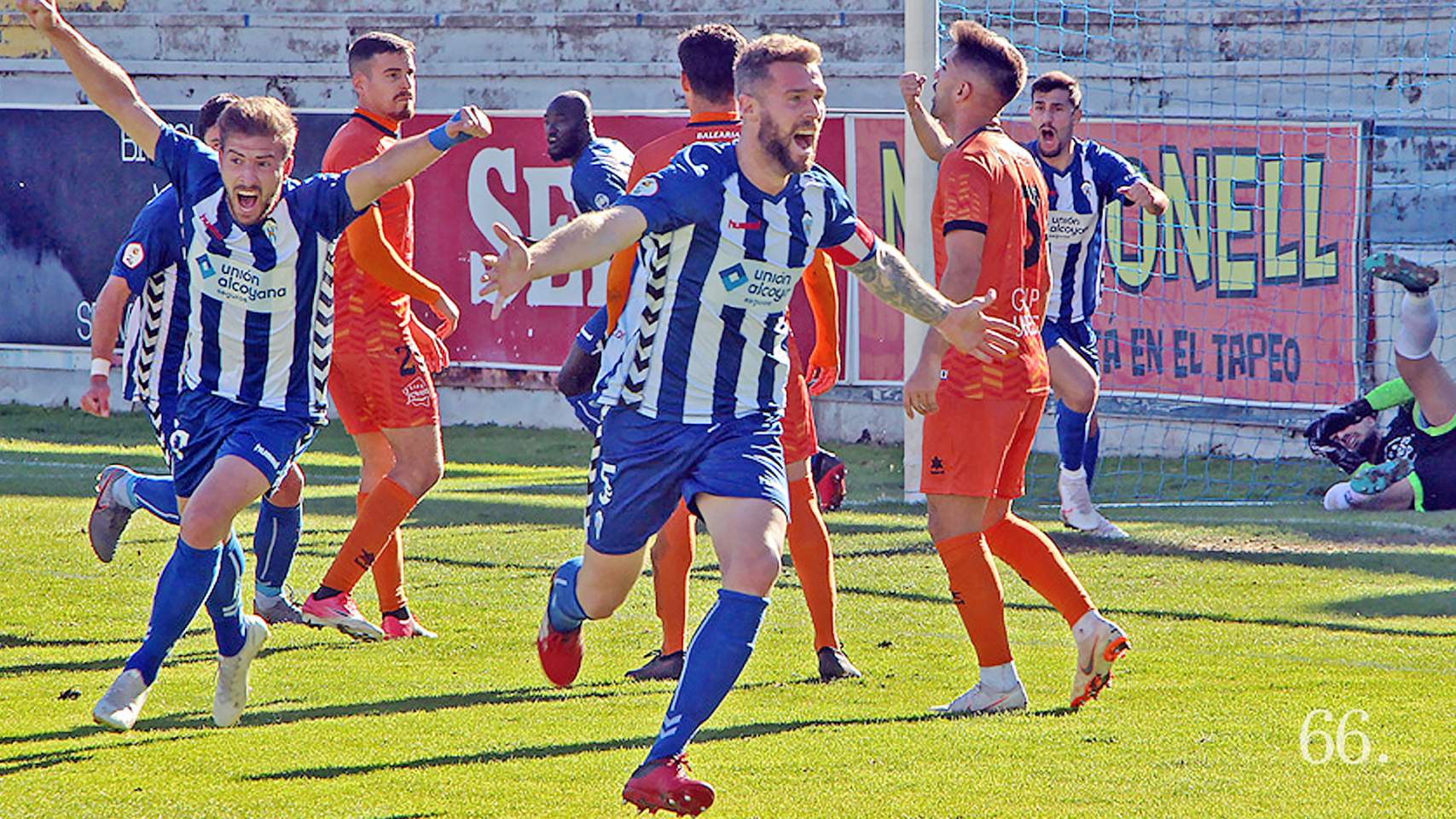 Raúl celebra un gol en El Collao como capitán del Alcoyano