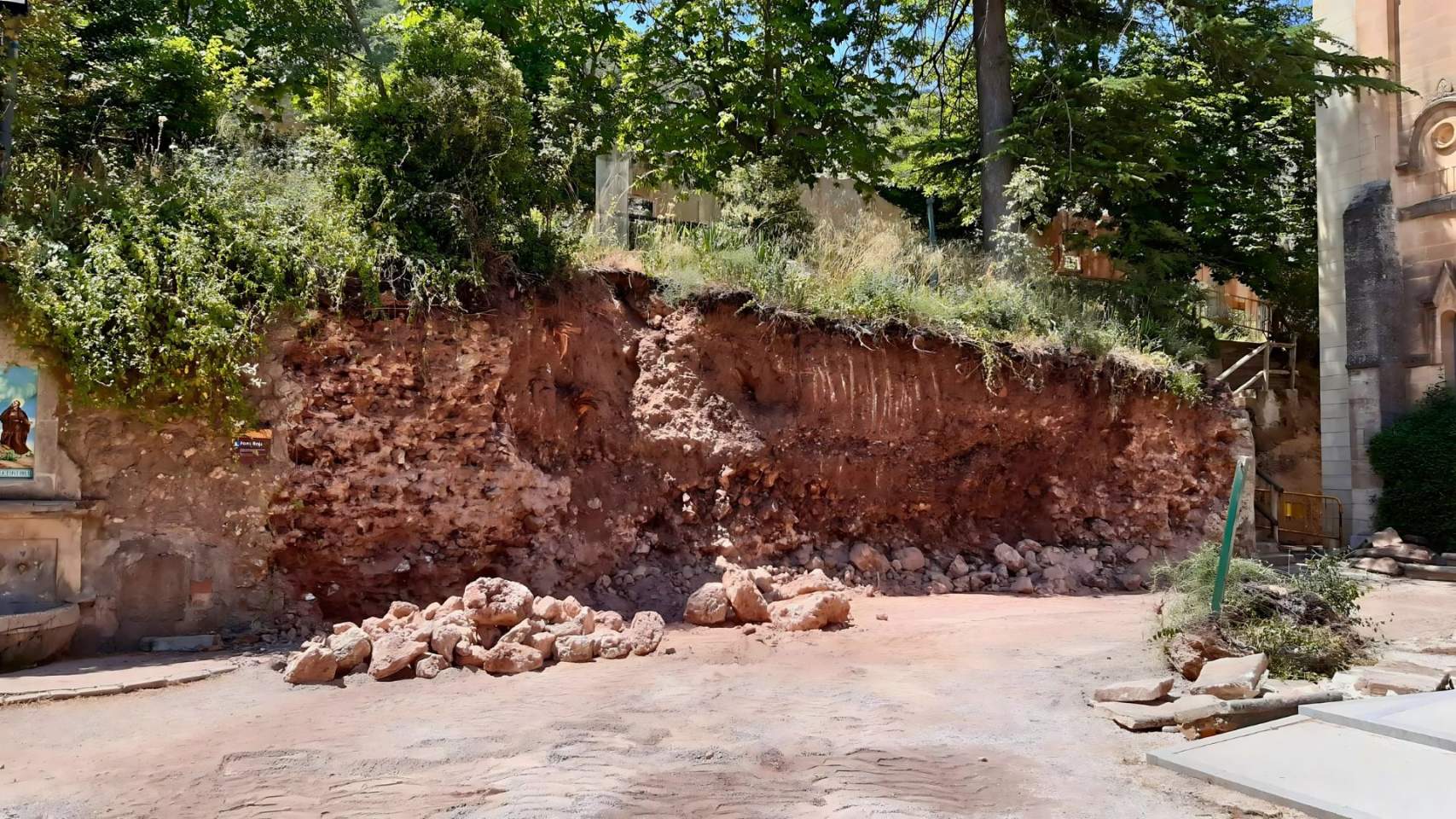 La piedra existente desaparece para dejar sitio a un muro de hormigón / Foto AdA