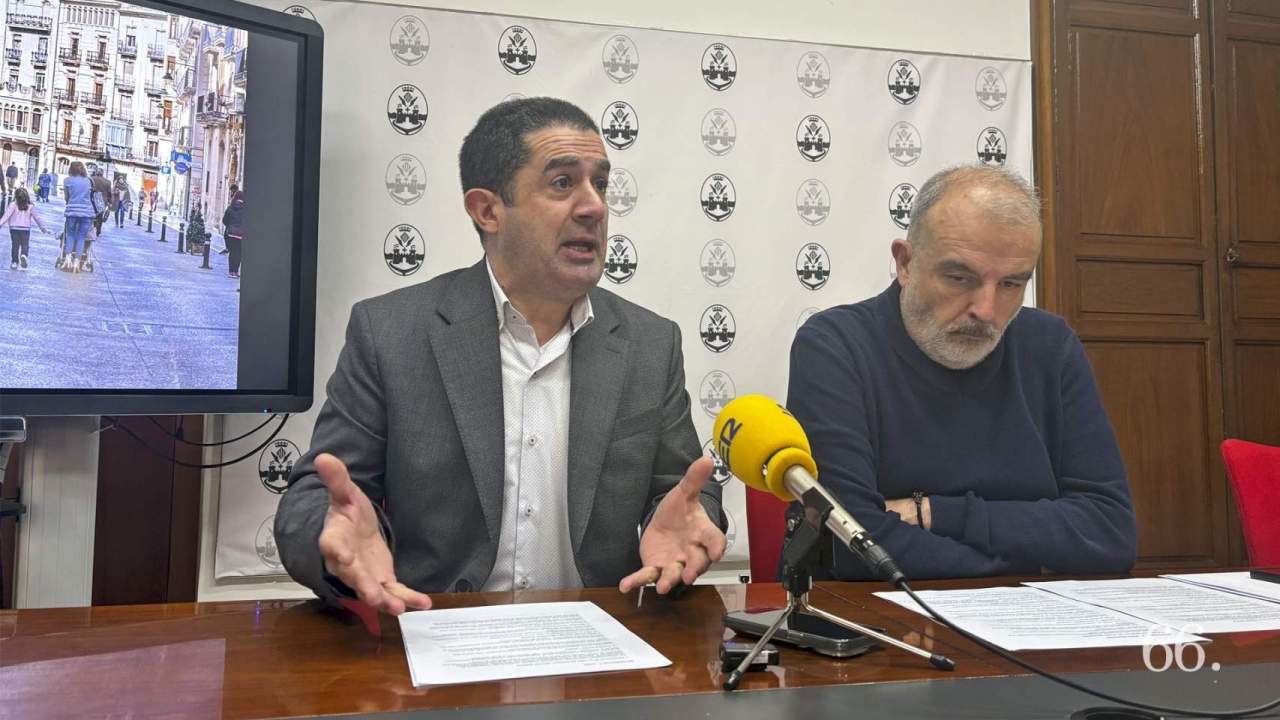 Franc&eacute;s i Mart&iacute;nez en una roda de premsa / Foto: Arxiu