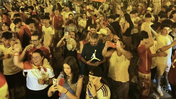 La celebració front a l'establiment Els Arcs de la plaça de Dins / Foto: TVR