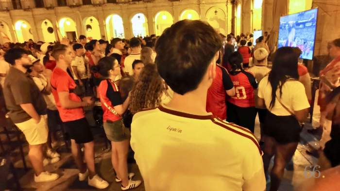Les pantalles en la plaça de Dins han concentrat molts aficionats / Foto: CGC