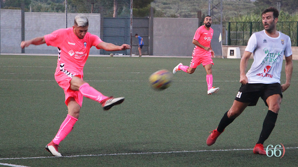 Fran Machado chuta frente al Muro