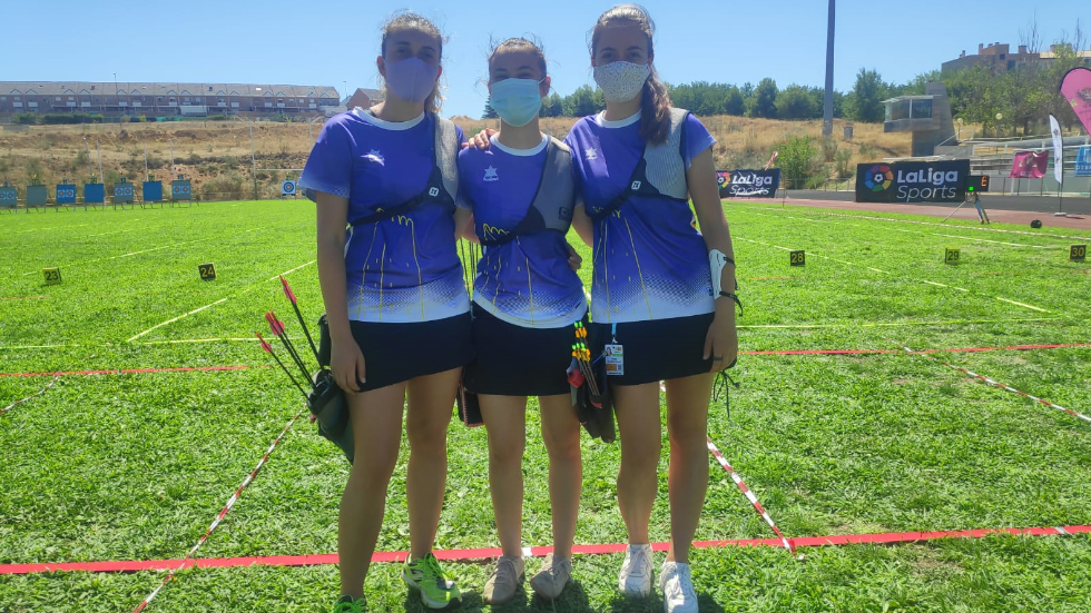 Àngels Alcaraz, a la derecha, junto a las tiradoras de Almussafes