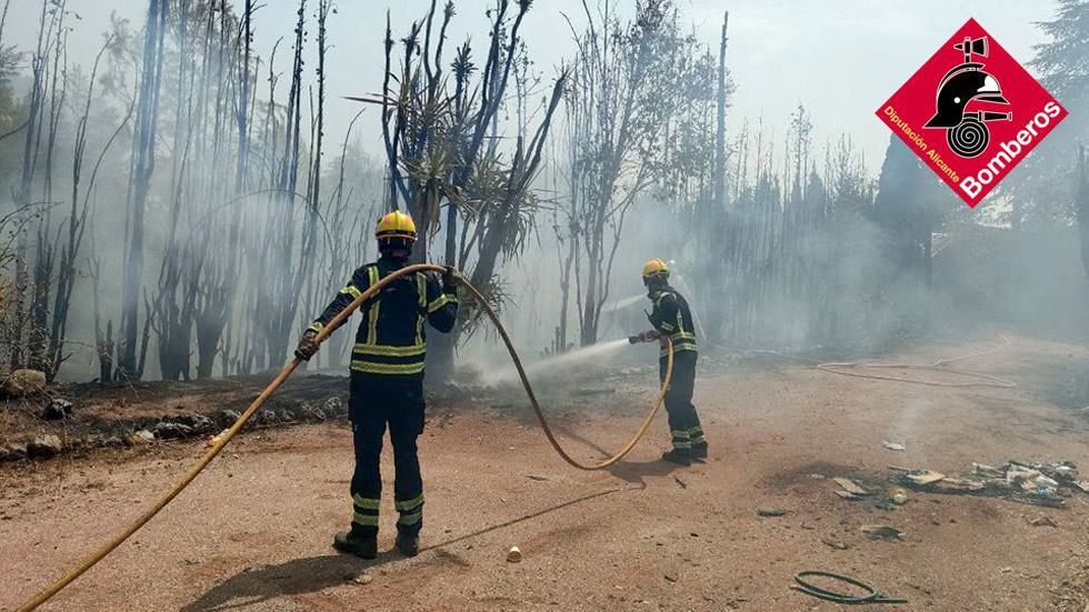 Els bombers durant la seua intervenció / Foto CPB