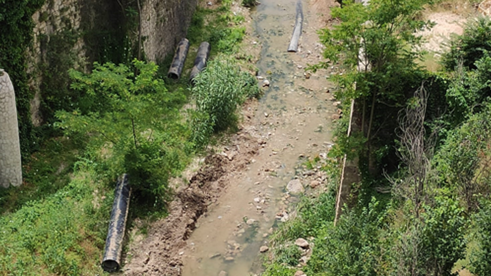Cañerías en el lecho del río // Foto: Compromís