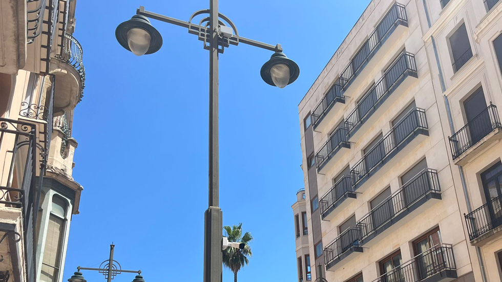 Medidor emisiones en una farola de País Valencià // Foto: AJA