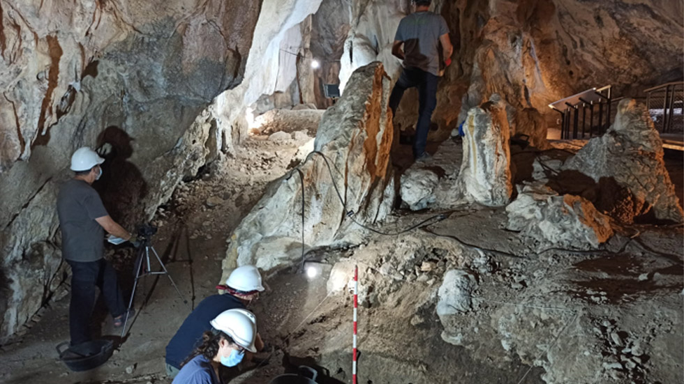 Excavación a la Cova l'Or de Beniarrés // Foto: Arxiu Pagina66)