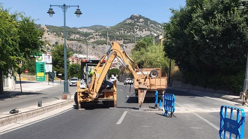 Trabajos de instalación del semáforo / Foto: Ayuntamiento Alcoy