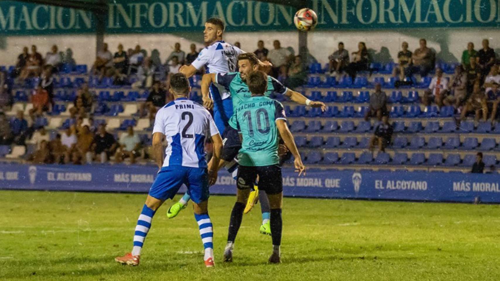Pugna por un balón en el primer partido de liga / Foto: Instagram CDAlcoyano