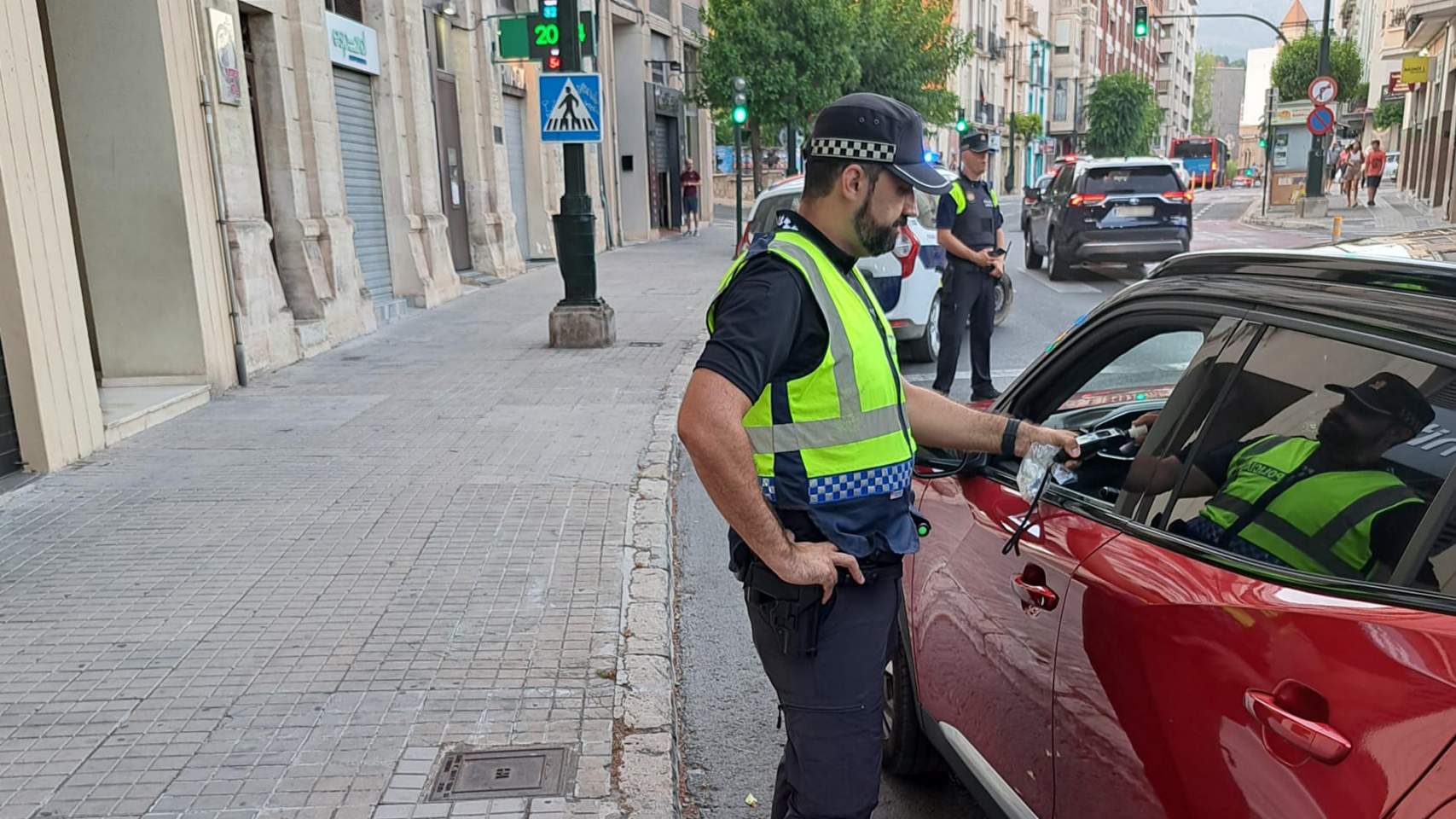 Control policial en vía urbana en Alcoy