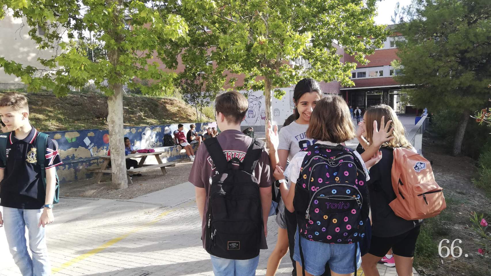 Alumnado en la entrada al Andreu Sempere