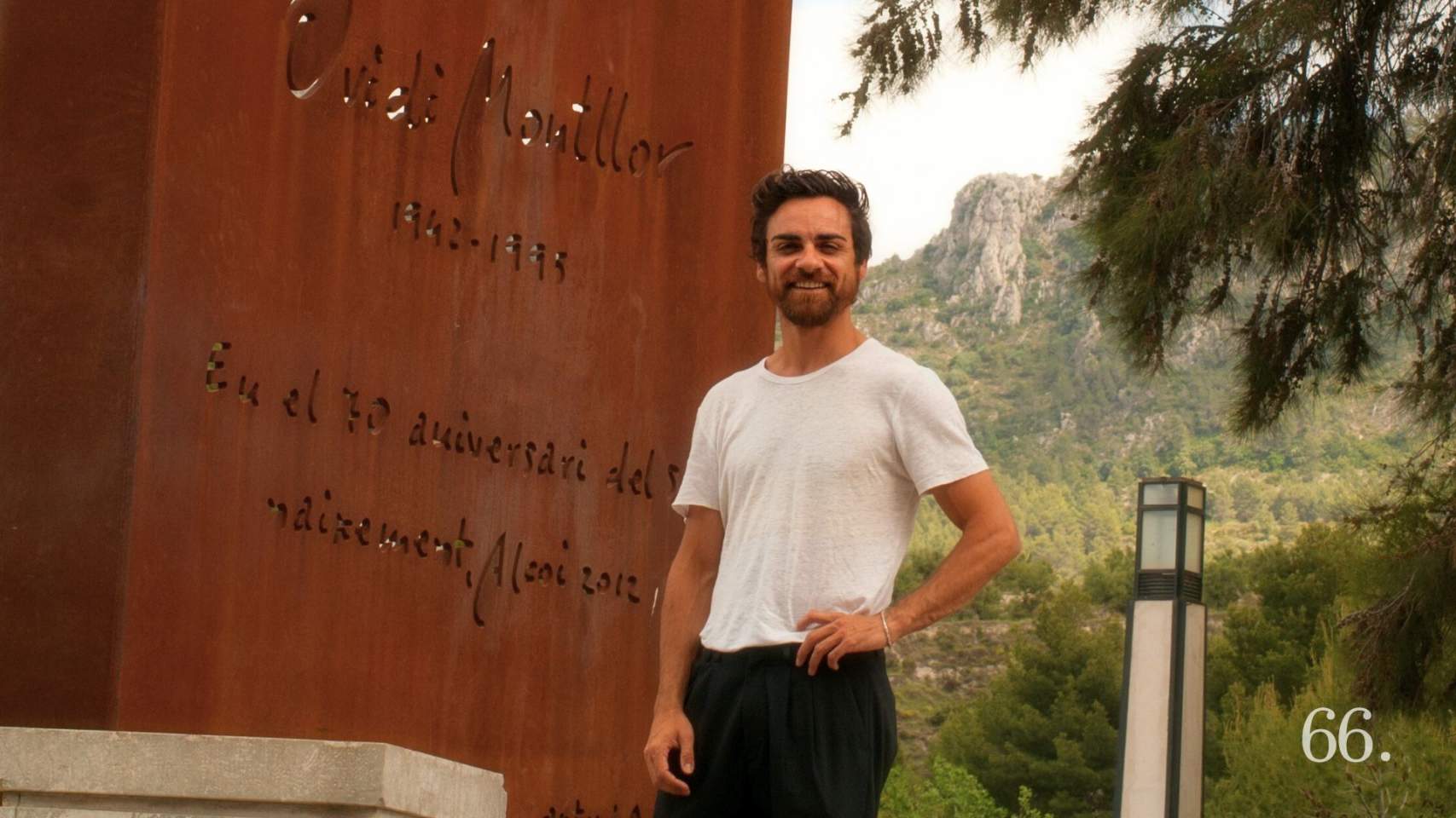 Isaac Montllor en l'escultura d'Ovidi Montllor / Foto: Lola Mond&eacute;jar