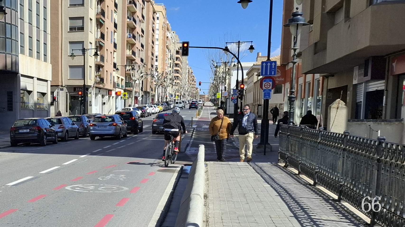 Zona de tránsito de coches, bicis y peatones en Alcoy