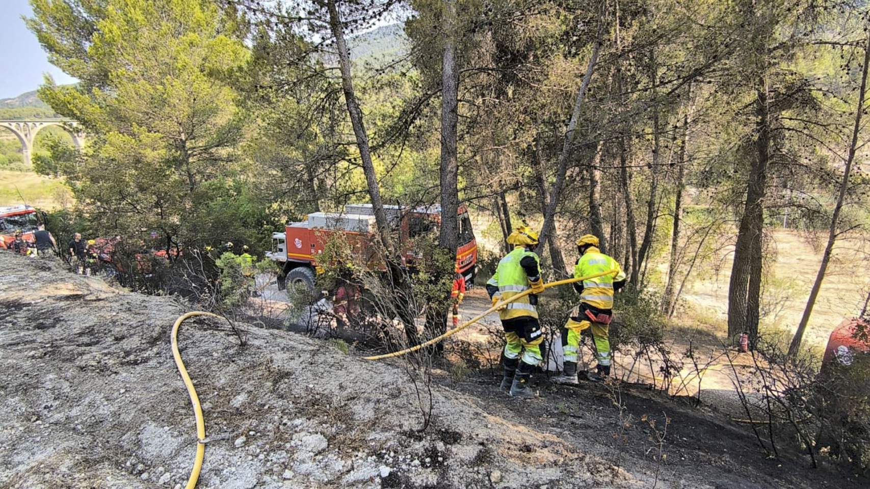 Fuego cercano al Pont de les Set Llunes