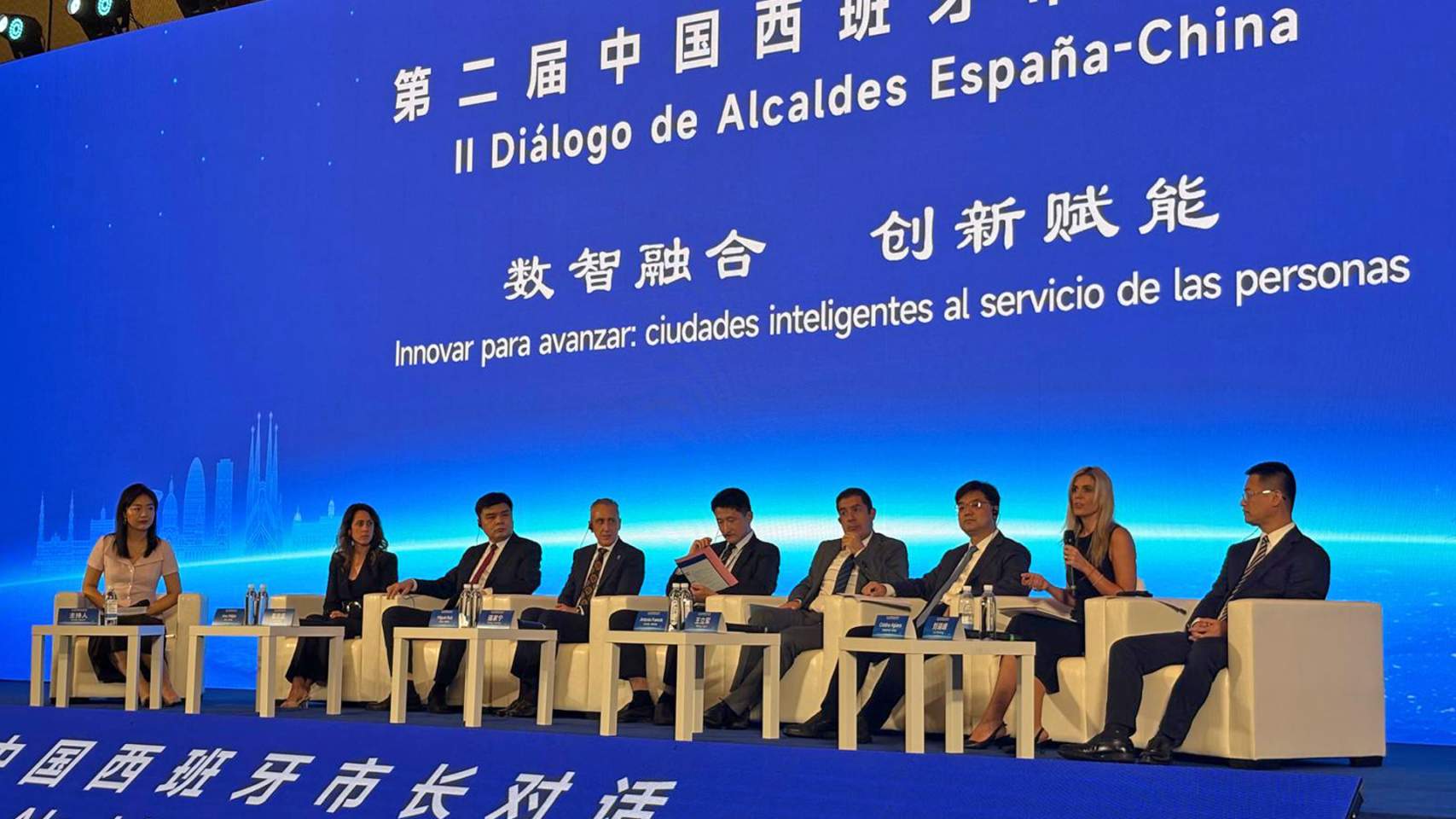 Franc&eacute;s en la taula redona a la Xina