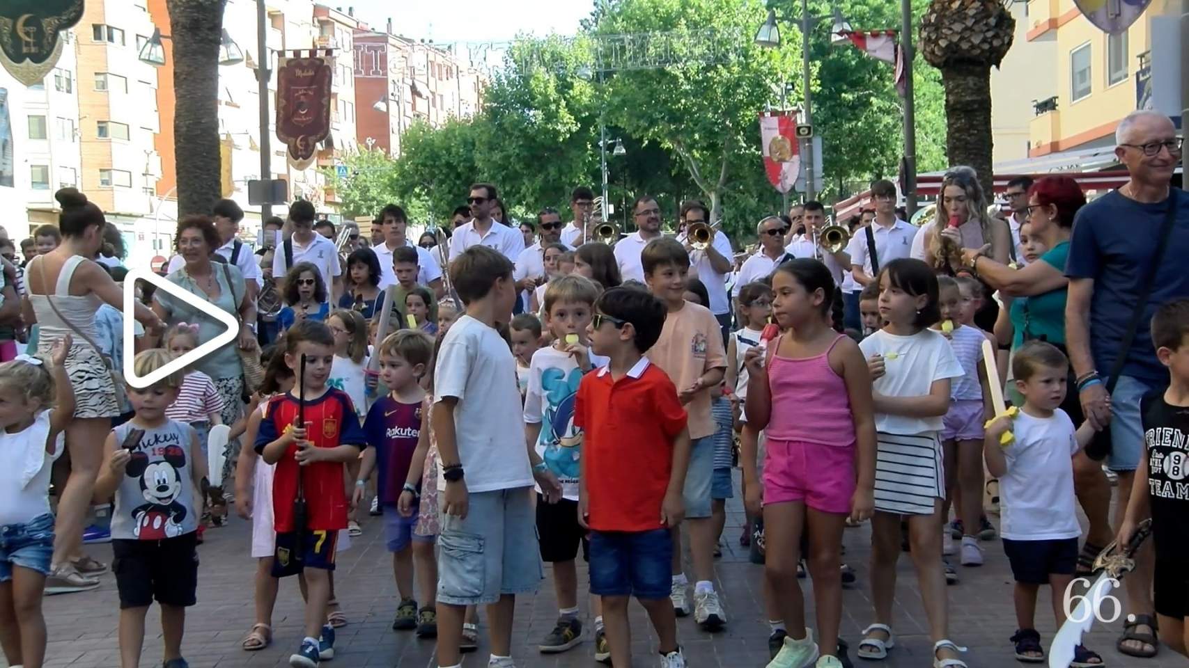 Els xiquets i xiquetes tamb&eacute; celebren la Festa a Cocentaina amb la Volteta Infantil